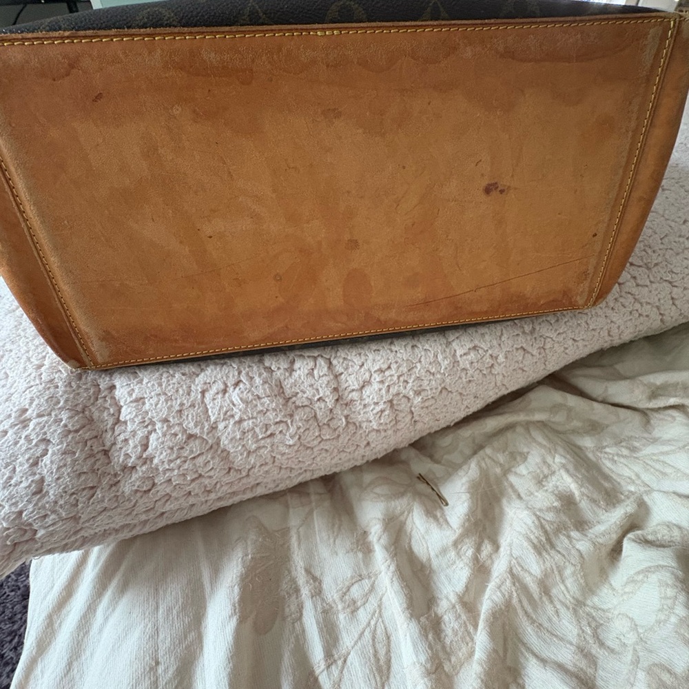 Louis Vuitton tote. See pics for call outs - Picture 12 of 12